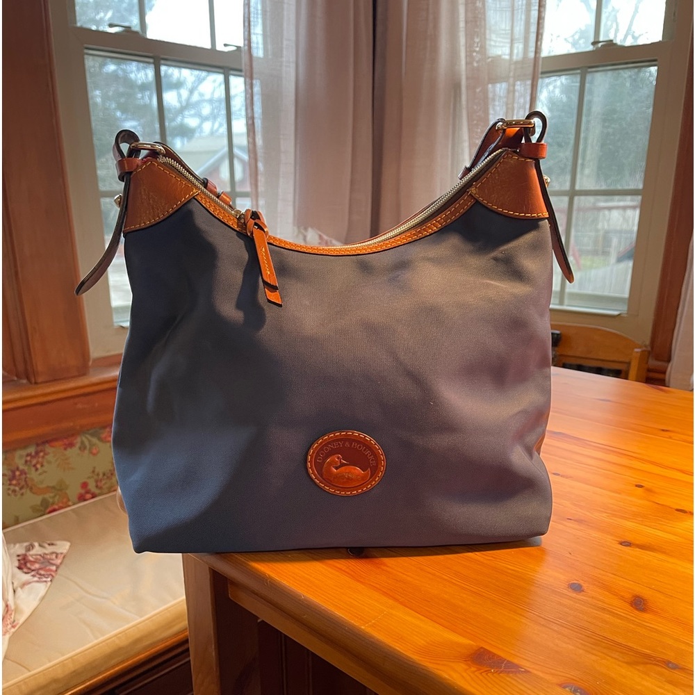 DOONEY & BOURKE LARGE NYLON ERICA HOBO in excellent cond includes make up bag